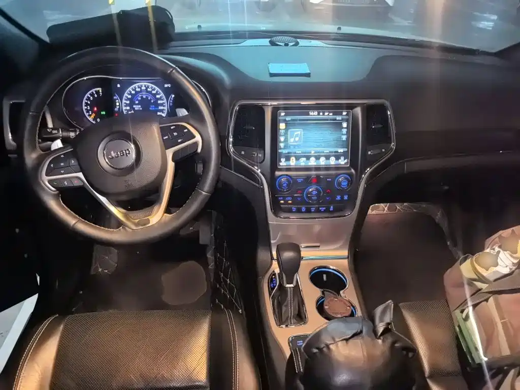 Jeep Grand Cherokee (Import) — миниатюра 13