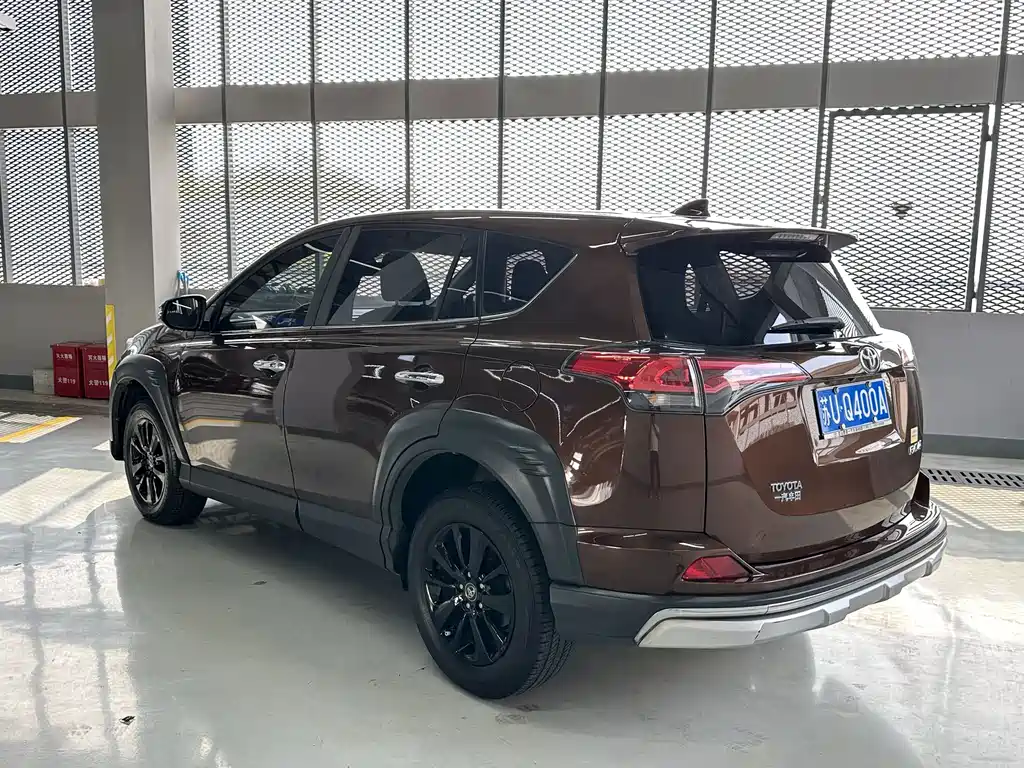 Toyota RAV4 — миниатюра 7
