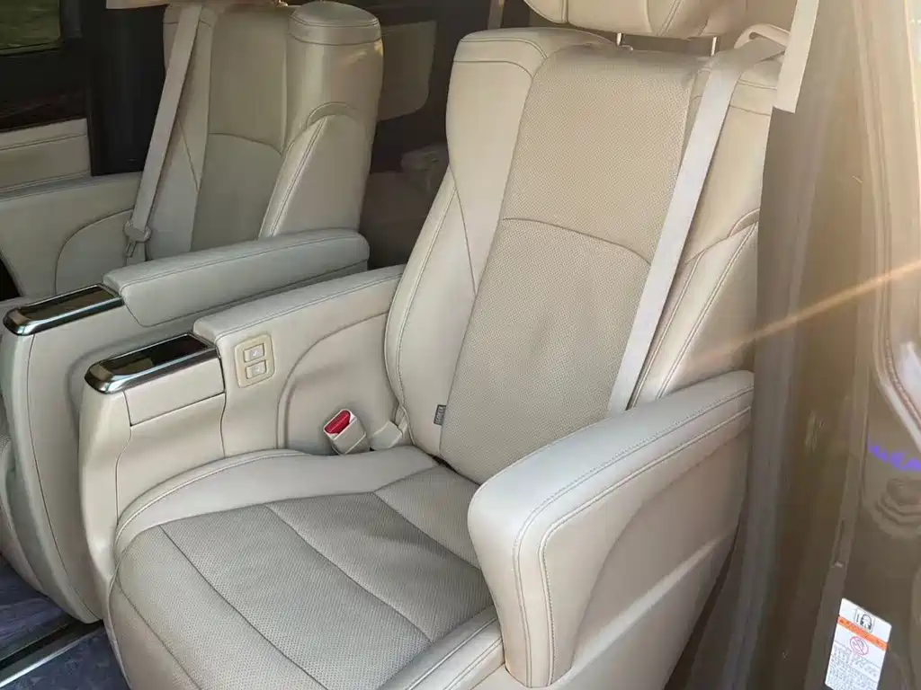Toyota Alphard — миниатюра 11