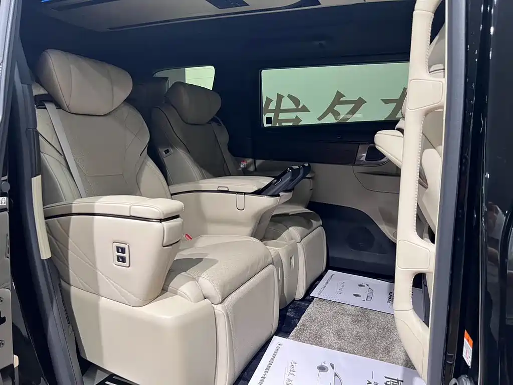 Toyota Alphard — миниатюра 8