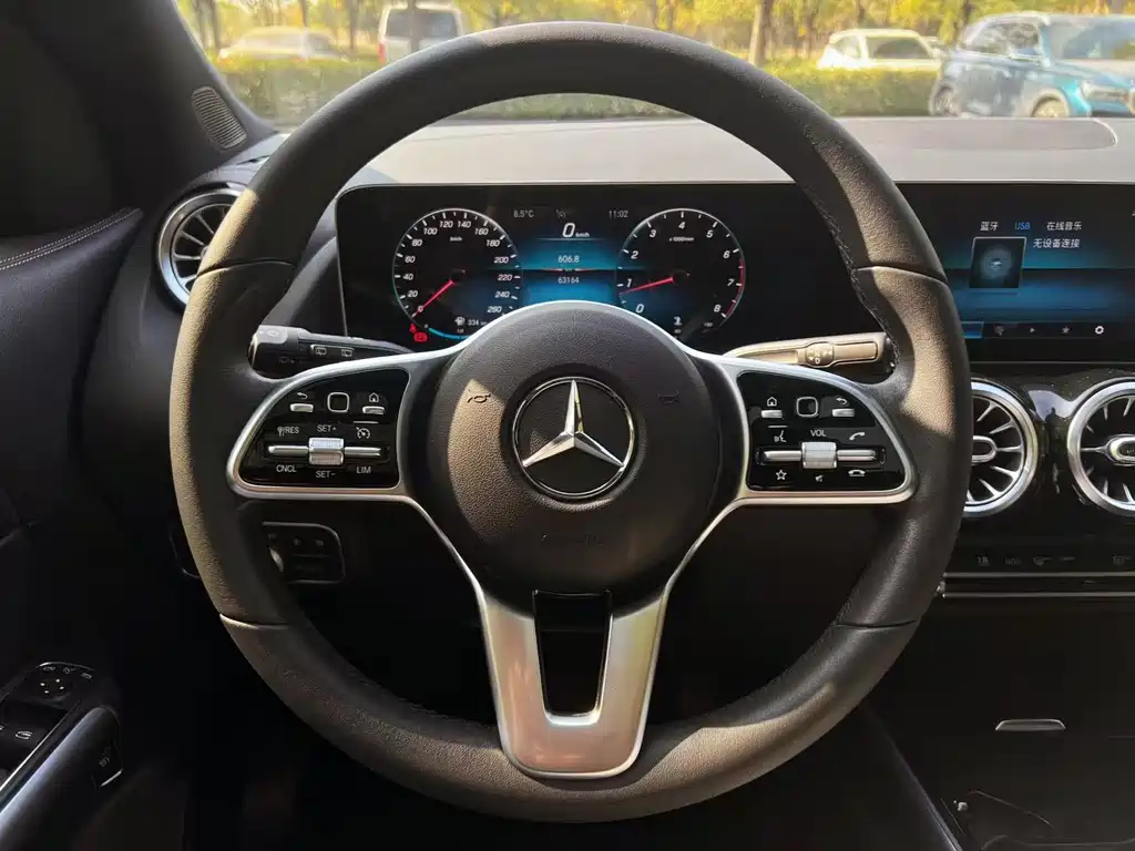 MERCEDES-BENZ GLA