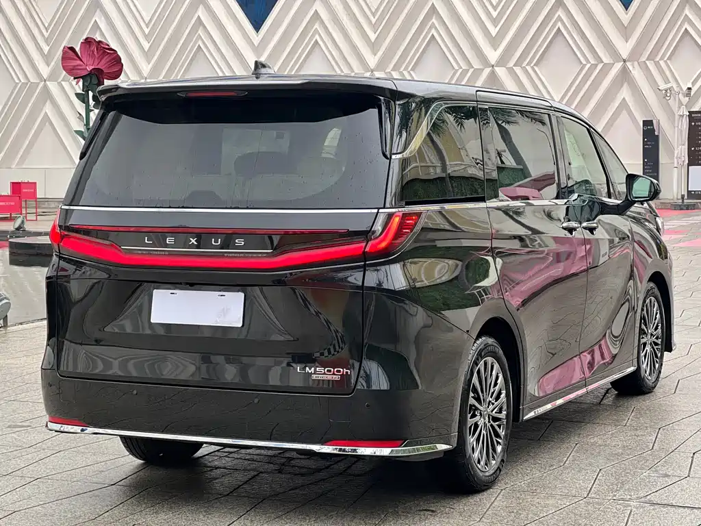 LEXUS LM