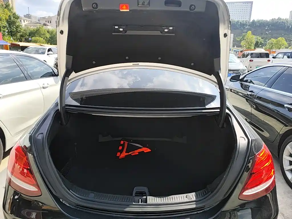 Mercedes-Benz E-Class — миниатюра 19