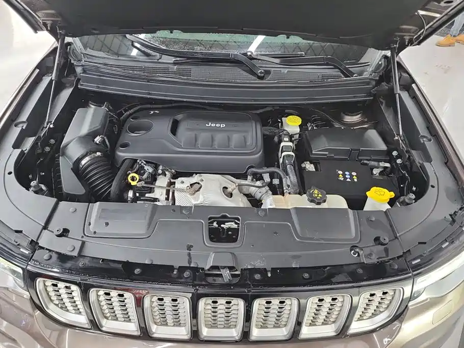 Jeep Grand Commander — миниатюра 10