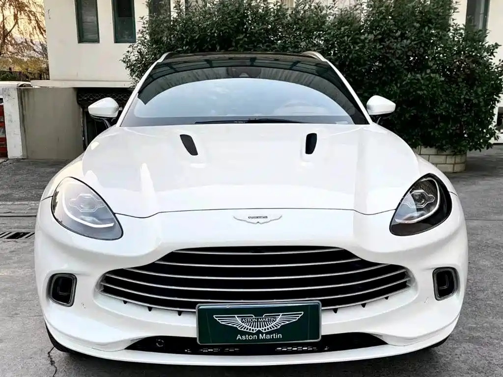 ASTON MARTIN DBX