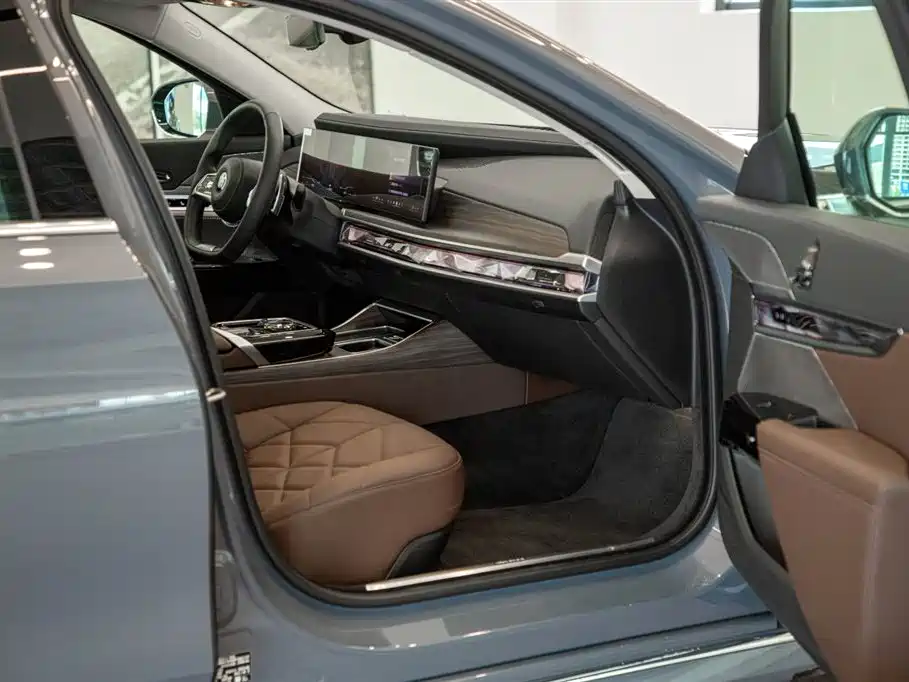 BMW 7 Series — миниатюра 21