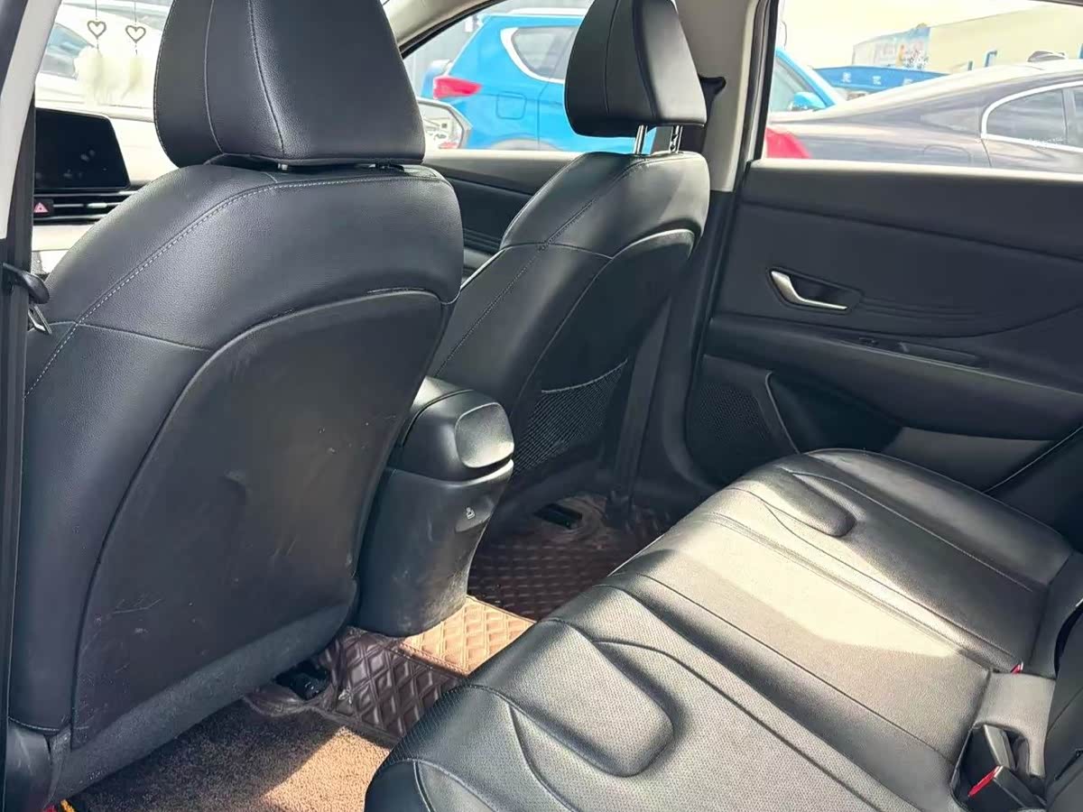 Hyundai Elantra 1.5 л 2021 г. Белый, пробег 42000 км