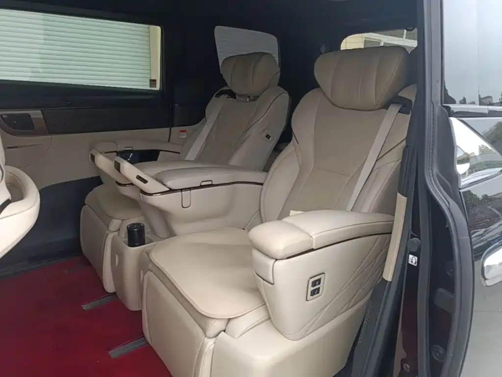 Toyota Alphard — миниатюра 17
