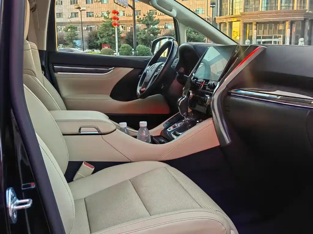 Toyota Alphard — миниатюра 7