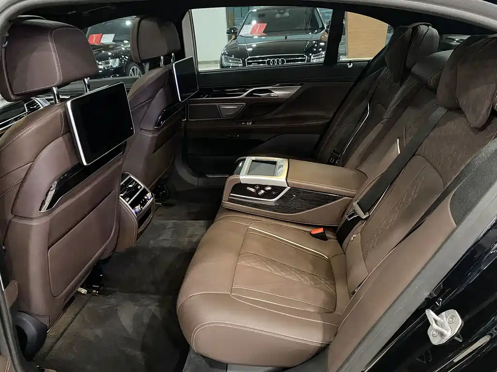 BMW 7 Series — миниатюра 11
