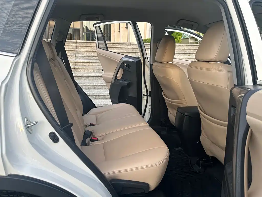 Toyota RAV4 — миниатюра 9