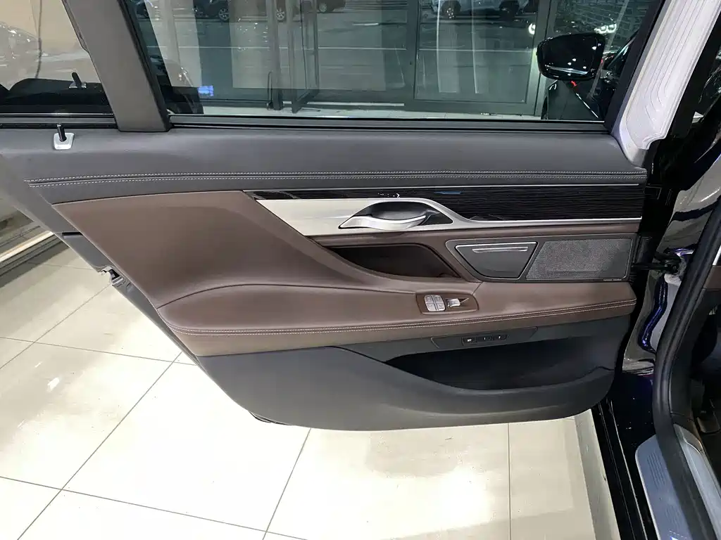 BMW 7 Series — миниатюра 16