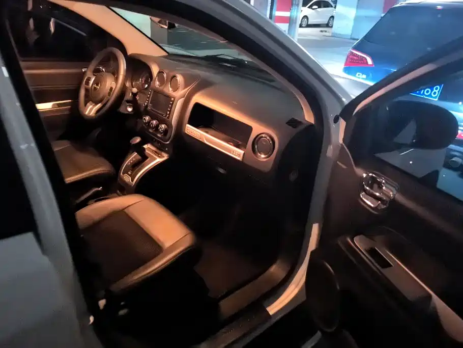 Jeep Compass (Import) — миниатюра 8