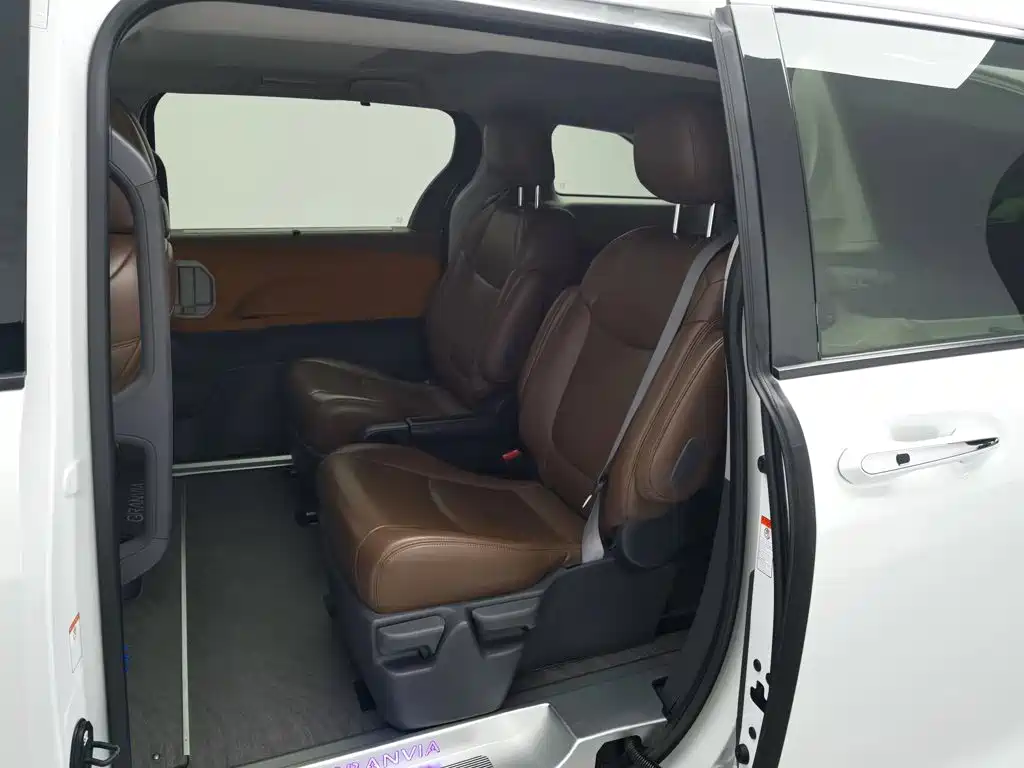 Toyota Granvia — миниатюра 15
