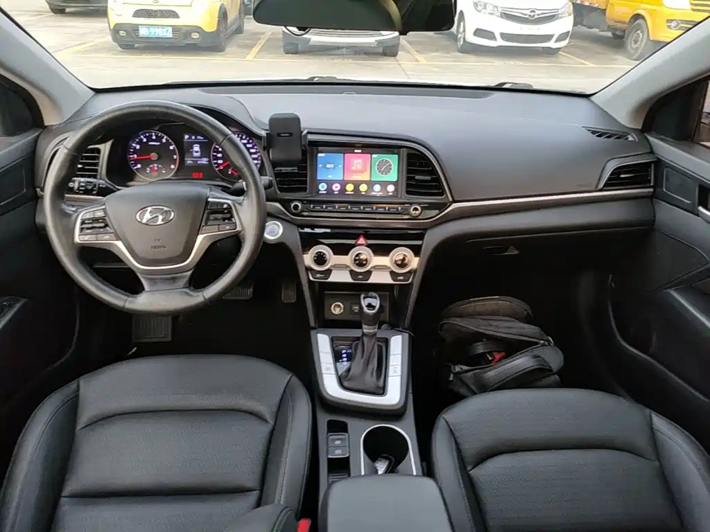 Hyundai Elantra — миниатюра 10