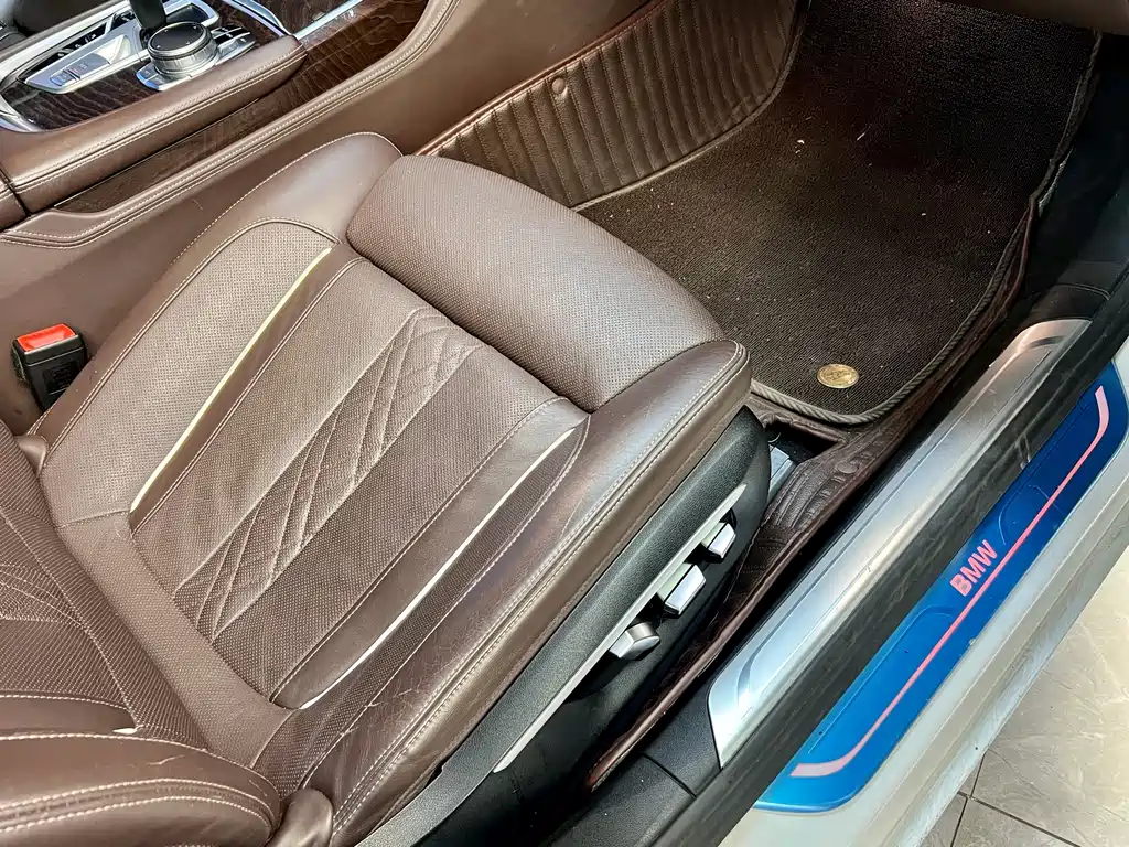 BMW 7 Series — миниатюра 28