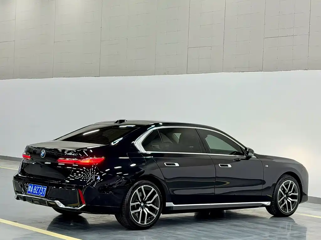 BMW 7 Series — миниатюра 12
