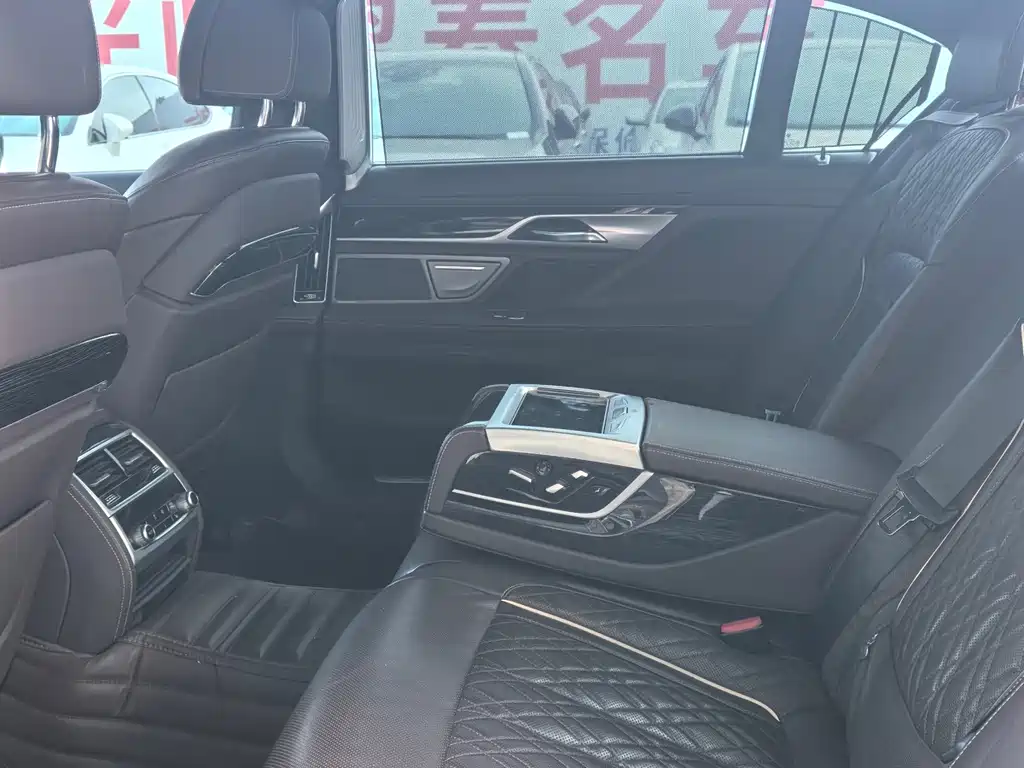 BMW 7 Series — миниатюра 8