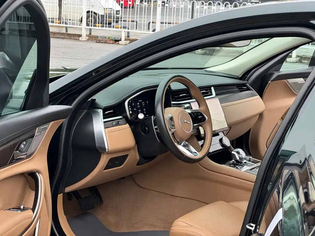 Jaguar XFL — миниатюра 4