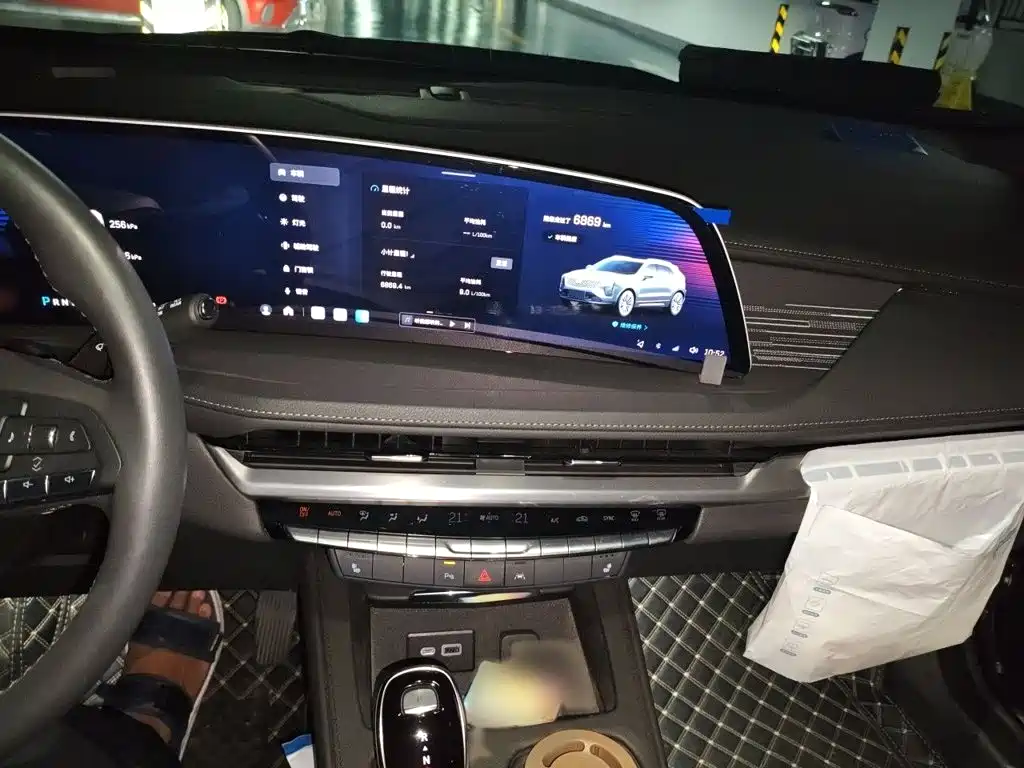 Cadillac XT4 — миниатюра 6