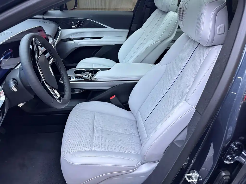Cadillac Lyriq — миниатюра 5