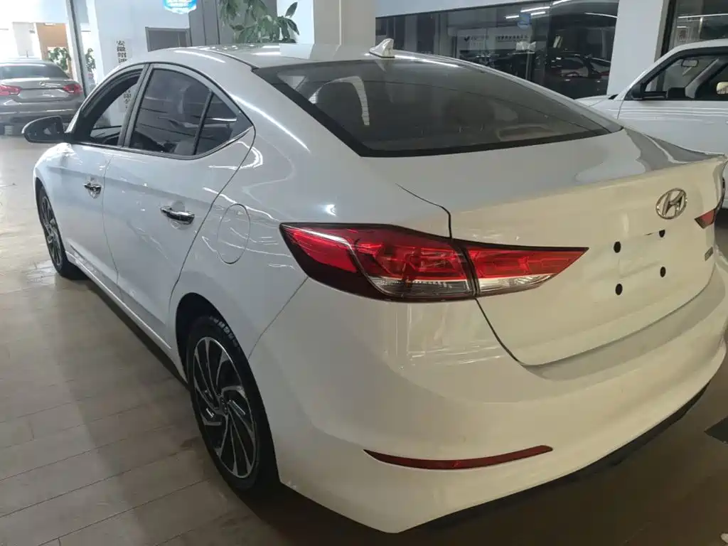 Hyundai Elantra — миниатюра 5