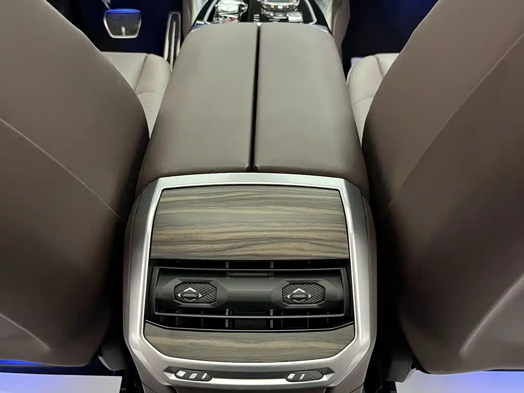 BMW 7 Series — миниатюра 17