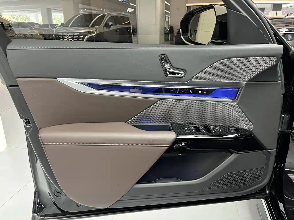 BMW 7 Series — миниатюра 9