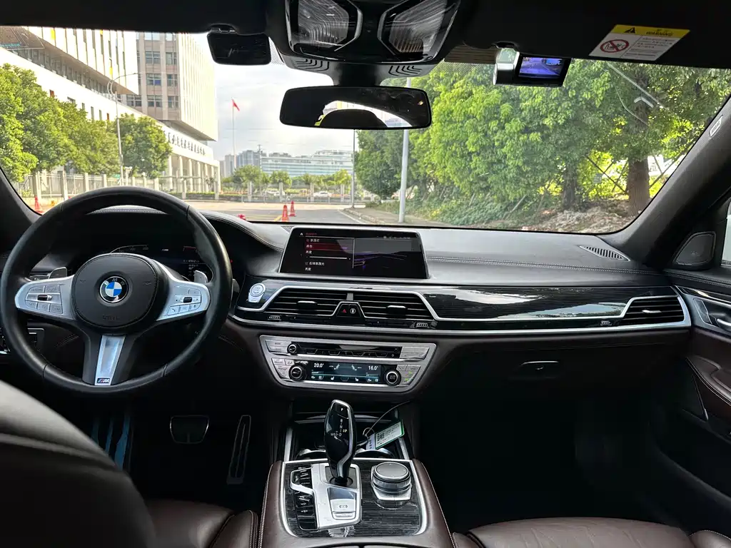 BMW 7 Series — миниатюра 19