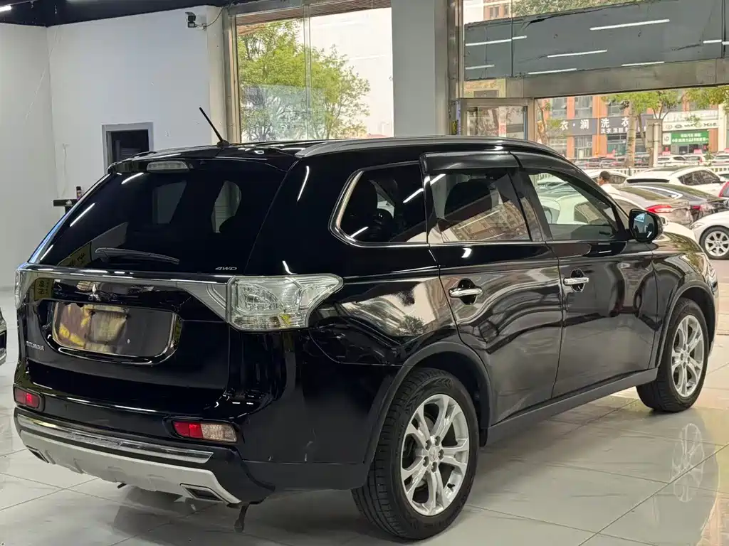 Mitsubishi Outlander (Import) — миниатюра 6