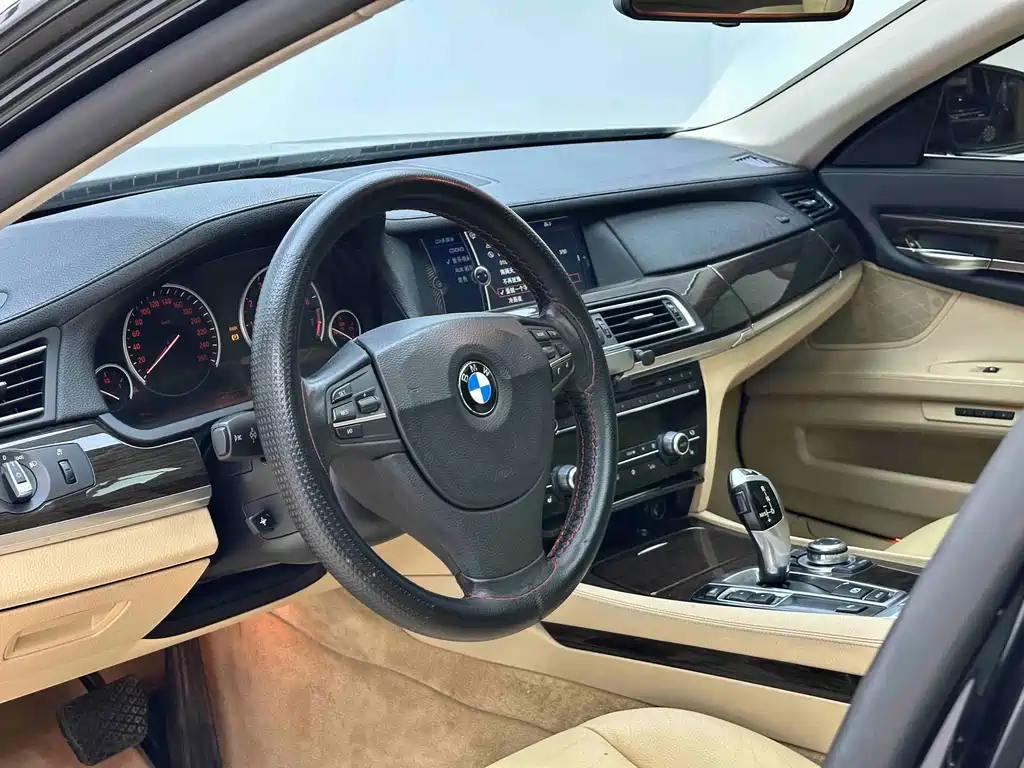 BMW 7 Series — миниатюра 10