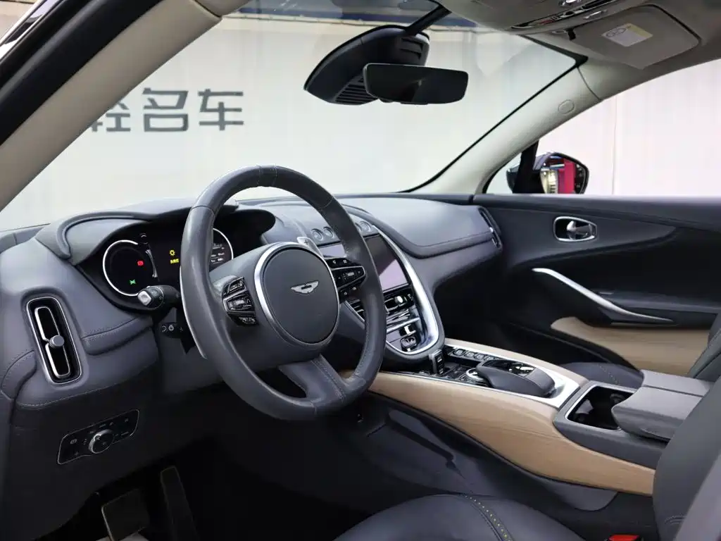 Aston Martin DBX — миниатюра 7