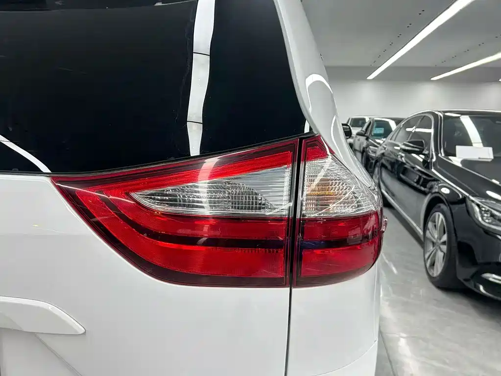 Toyota Sienna — миниатюра 22