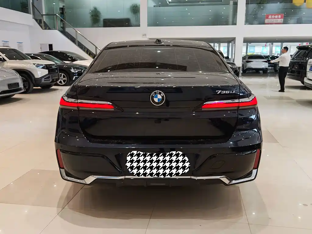 BMW 7 Series — миниатюра 11