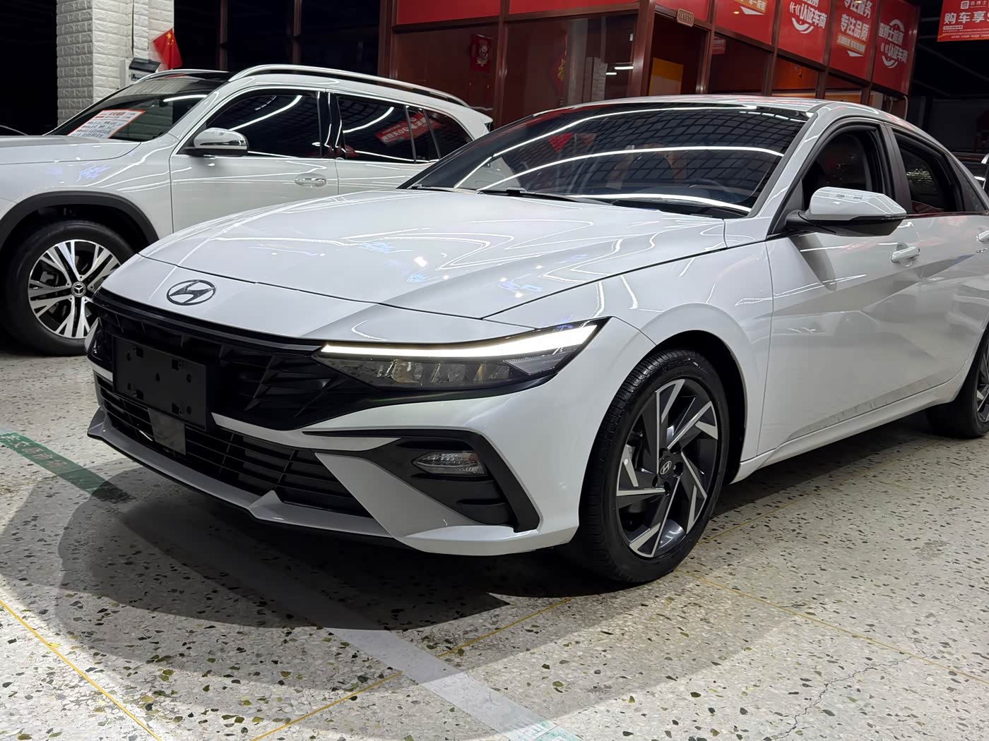 Hyundai Elantra 1.5 л 2023 г. Белый, пробег 28000 км
