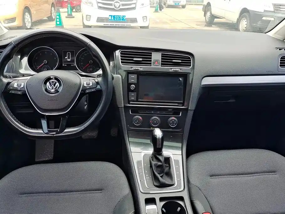 VOLKSWAGEN GOLF