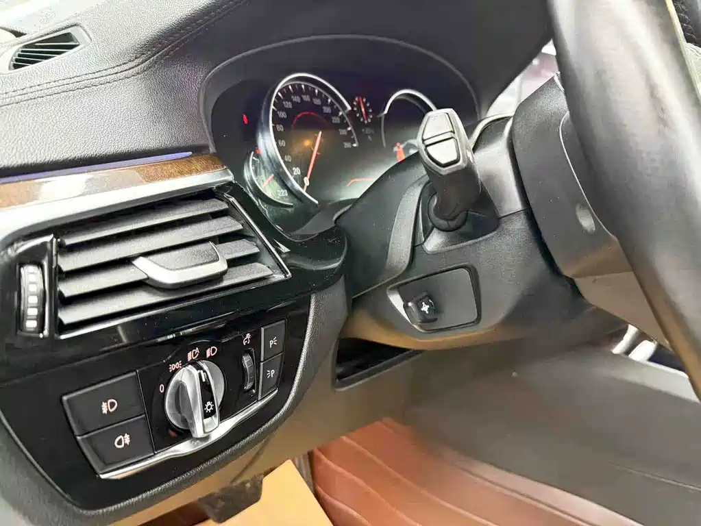 BMW 5 Series — миниатюра 14