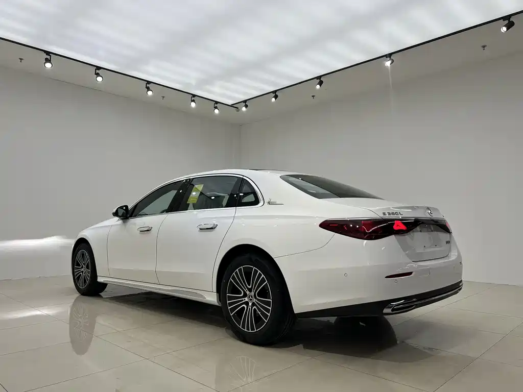 Mercedes-Benz E-Class — миниатюра 12