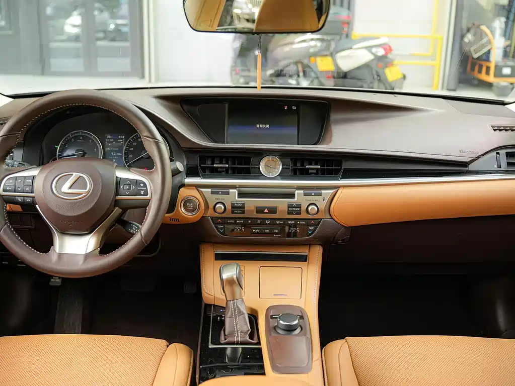 Lexus ES — миниатюра 16