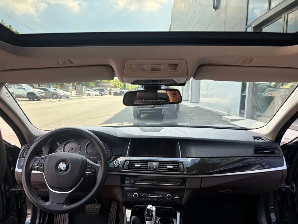 BMW 5 Series — миниатюра 6