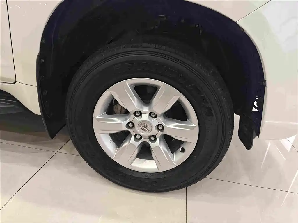 Toyota Land Cruiser Prado 2016 2.7L AT Standard