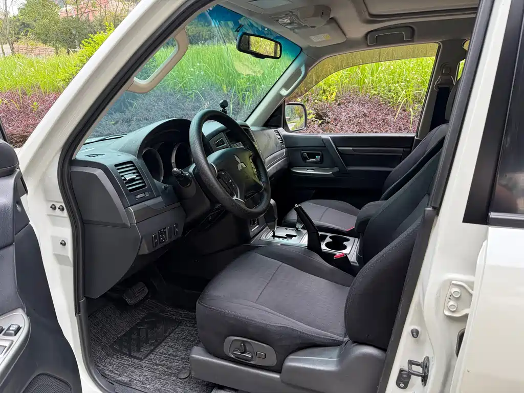 Mitsubishi Pajero (Import) — миниатюра 6
