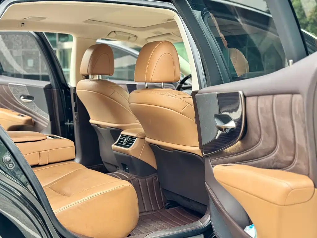 Lexus LS — миниатюра 11