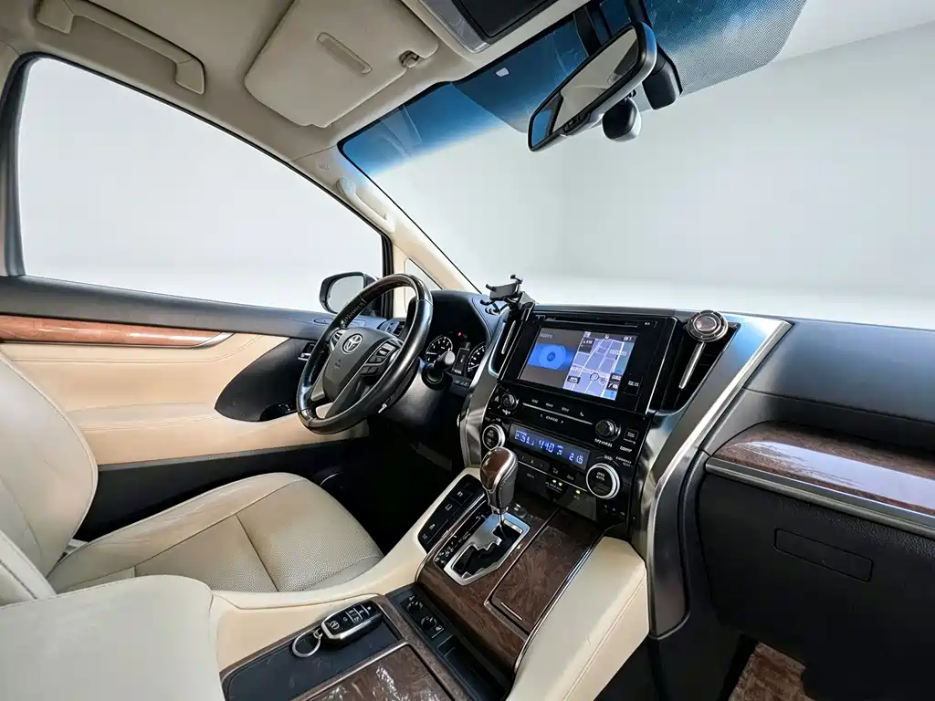 Toyota Alphard — миниатюра 20
