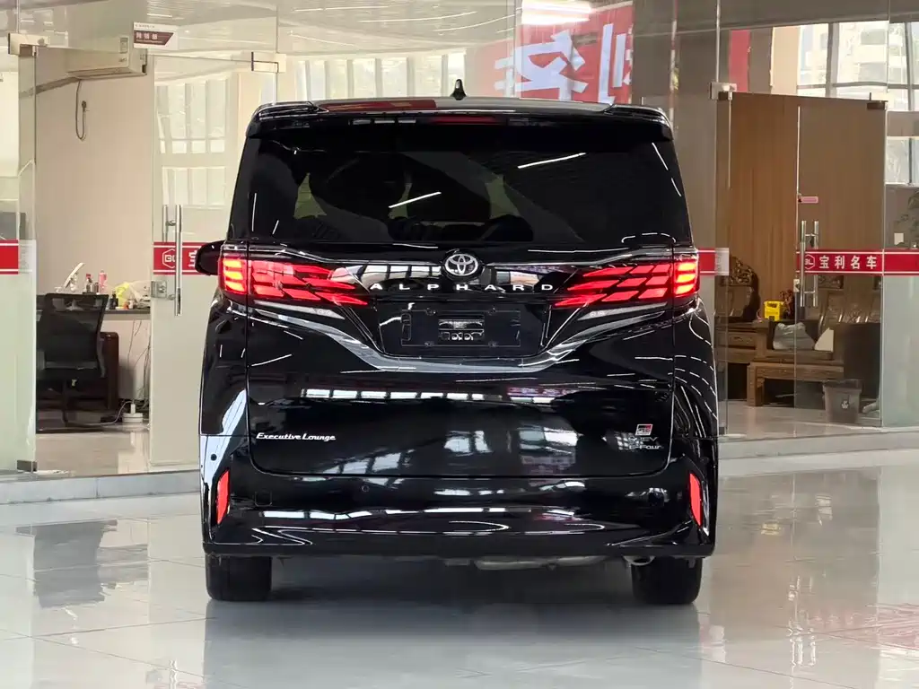 Toyota Alphard — миниатюра 3