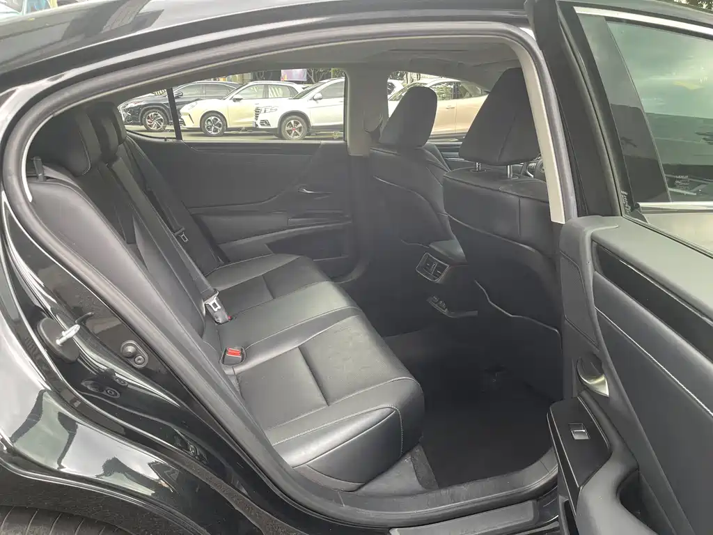 Lexus ES — миниатюра 14