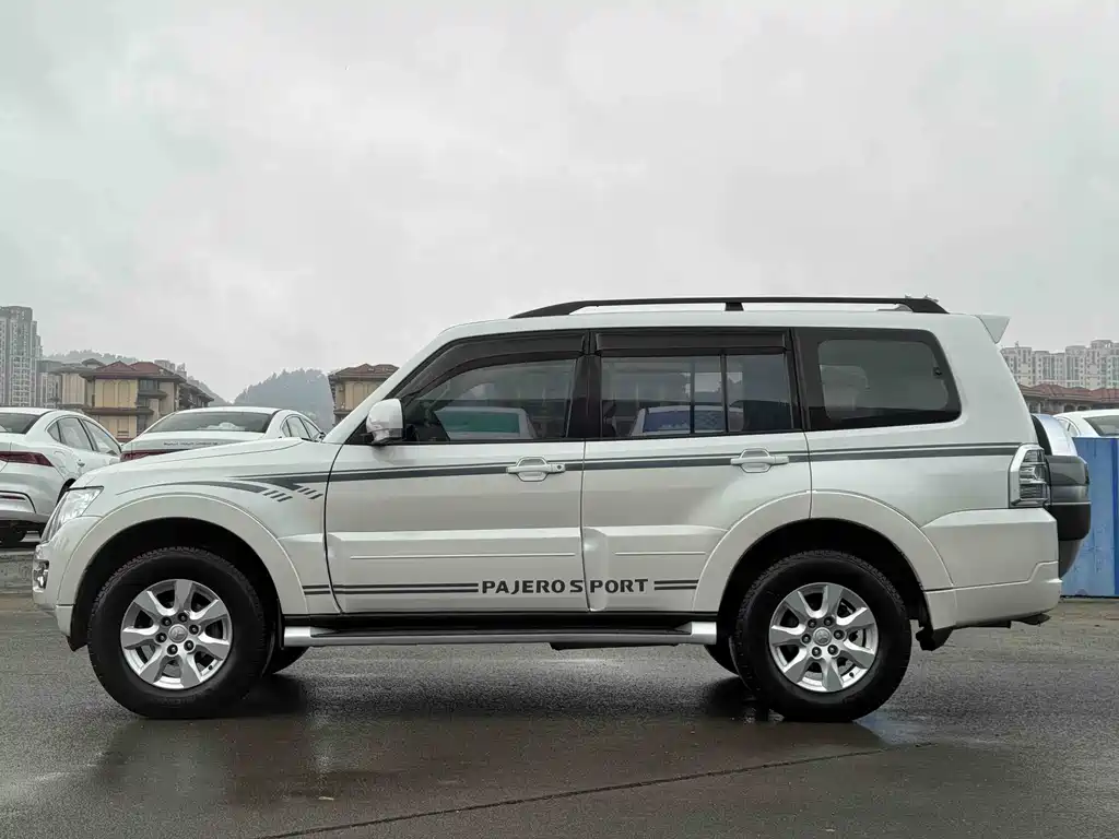 MITSUBISHI PAJERO