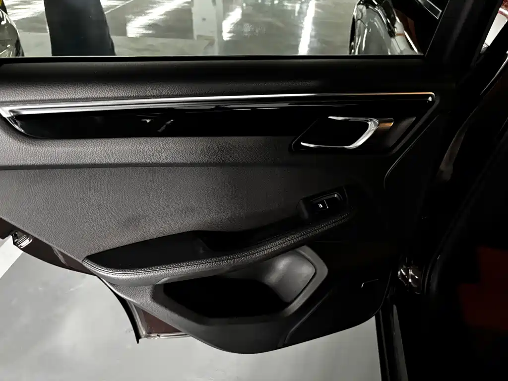 Porsche Macan — миниатюра 7