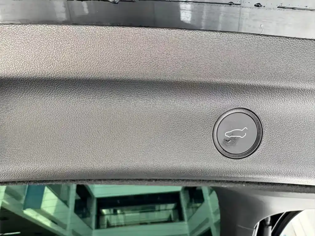 Tesla Model Y — миниатюра 25