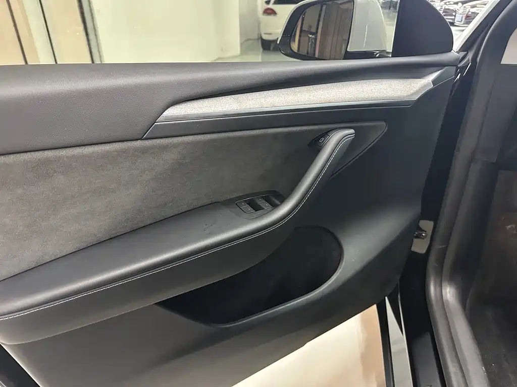Tesla Model Y — миниатюра 7